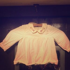 Very sweet embroidered Peter Pan shirt 🌻